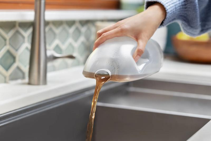 タンクから水を捨てている手元
